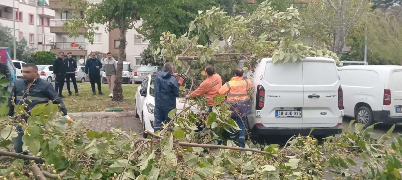Marmaris’te Fırtına ve Sağanak Yaşamı Olumsuz Etkiledi 4